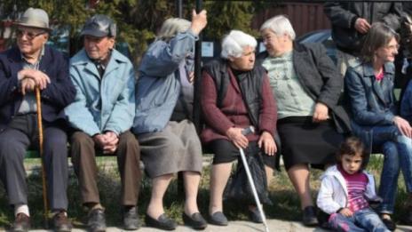 Хората над 65 г. искат втори коридор за пазаруване