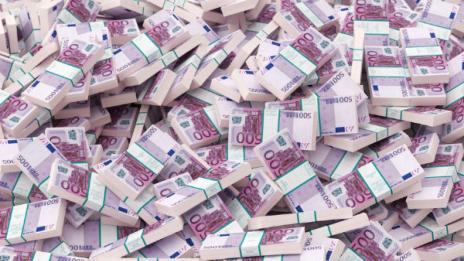 Задържаха мъж и жена за пране на €375 000
