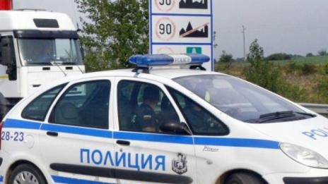 Младеж блъсна колата си в дърво и загина