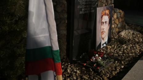 Политици и граждани се преклониха пред Апостола в София