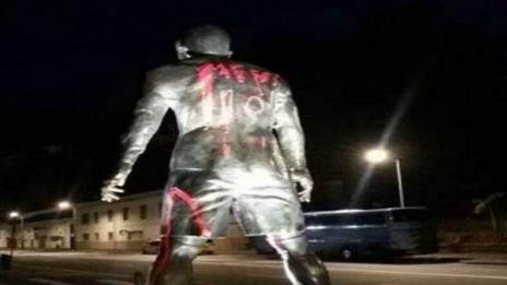 Паметникът на Роналдо осъмна с надпис "Меси"