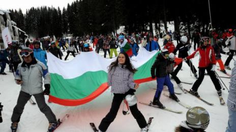 "Голямото спускане" от връх Снежанка: Скиори с носии