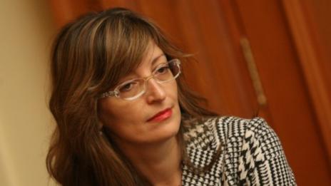 Министър Захариева: Да се пита Конституционния съд за референдума на Слави