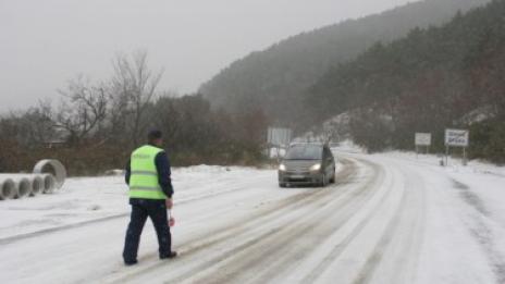 Покрив на бензиностанция падна заради снега в Кърджали