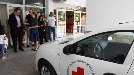 Варненски фолклорен ансамбъл дари на АГ болница автомобил за новородени