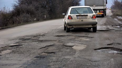 Близо 8 000 км от републиканските пътища у нас са в лошо състояние