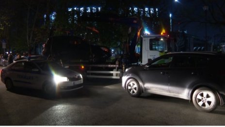 Сакатлък: "Паяк" обърна автомобил върху паркирани коли
