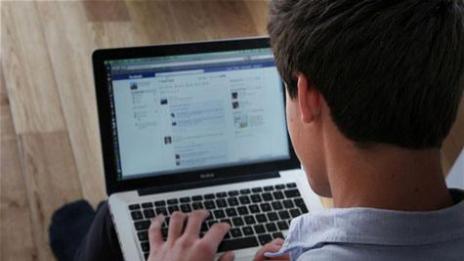 Facebook прави хората по-щастливи