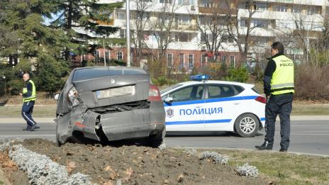 В катастрофа на спирка "Делфинариум" се помляха два автомобила