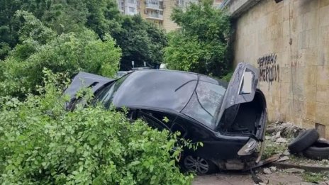 Откриха трима мигранти в катастрофирал автомобил след гонка с полицията в Бургас