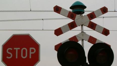 Влак помете кола на жп прелез, жена загина