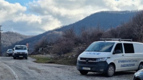Посред нощ: Изнесоха телата от кемпера със специални джипове