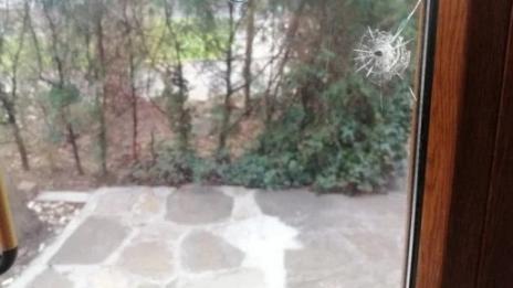 Гневен батка гърмя по кръчма, бесен че затваря в 22 часа