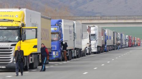 Бербатов пращал храна на тираджиите под блокада