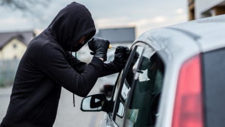 Млад бургазлия открадна 3 коли за ден и катастрофира с 2 от тях