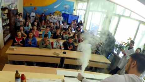 Слонска паста за зъби и вулкан изригнаха във варненско училище (СНИМКИ И ВИДЕО)