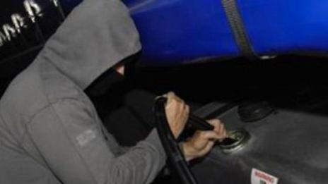 Арестуваха хитрец, източвал дизел от петролопровод