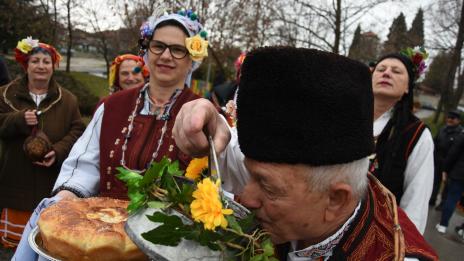 С песни и руйно вино зарязаха лозите в с. Тополи (СНИМКИ)