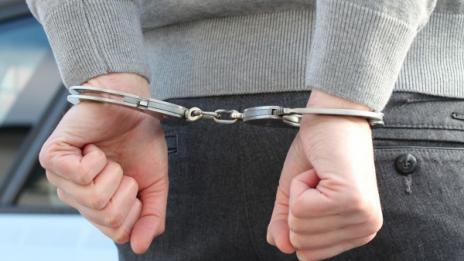 Полицаите заварили пастора педофил с 6 деца при ареста  