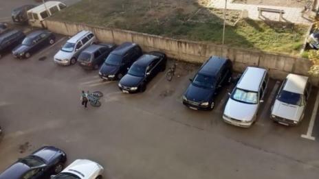 Хлапета крадат капачките на гумите на коли, играта е опасна