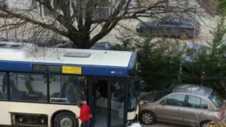 Автобус без шофьор помете 4 коли във Варна