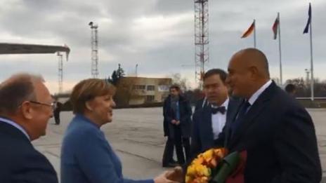 Борисов посрещна Меркел с рози в София