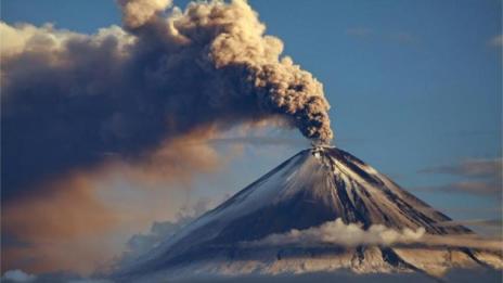 Два вулкана едновременно изхвърлиха пепел в Камчатка