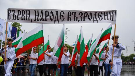 Хиляди варненци се включиха в шествието за 24 май под дъжда (СНИМКИ)
