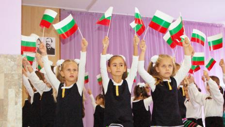 С музикална програма децата от ДГ „Крилатко“ почетоха Деня на народните будители