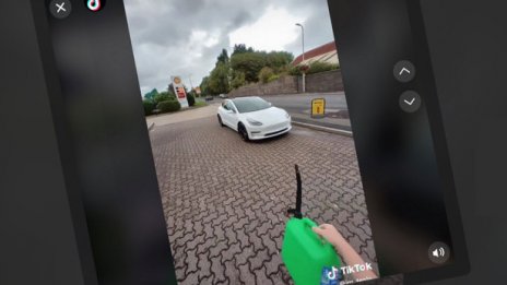 Криза с горивата, а? Шофьор на Tesla се изгаври брутално с британците (ВИДЕО)