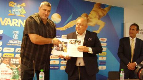 Любо Ганев представи автобиографична книга във Варна