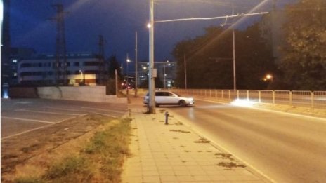 Опасно: Нагли шофьори влизат в бул."Трети март" във Варна напряко през тротоара