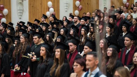 Тържествено се дипломираха абсолвентите в Икономически университет – Варна (СНИМКИ)