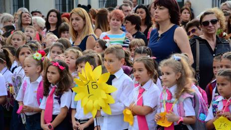 Близо 3000 първокласници тръгват на училище във Варна