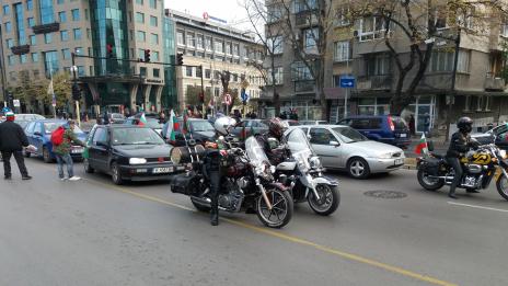 Протестно автошествие блокира центъра на Варна