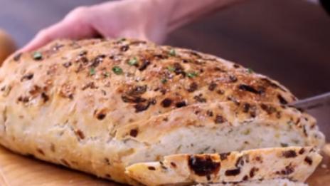 Хляб с карамелизиран лук