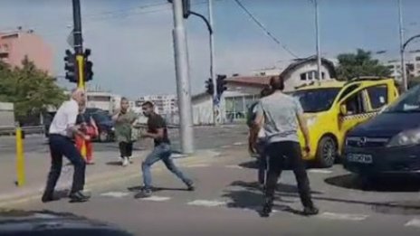 Кон, каруца, кола… кръстовище! Побой и псувни след ПТП (ВИДЕО)