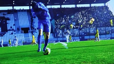 Прекратиха дербито на Пловдив, след като играч бе ударен с бутилка