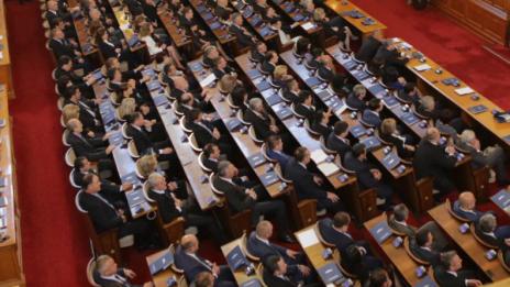 От парламента за заплахите: Да свикваме – мишена сме!