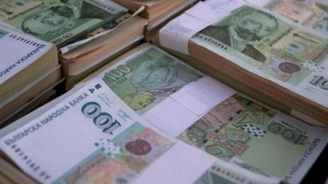 Баба хвърли 10 000 лева на апаши