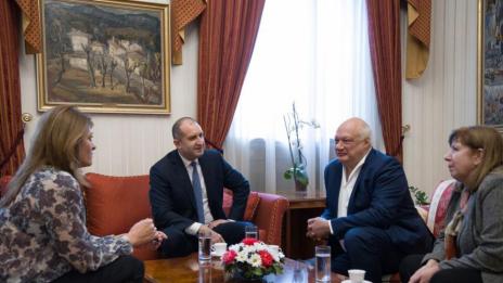 Радев подари плакет с азбуката ни на Ерик-Еманюел Шмит, който е на посещение у нас
