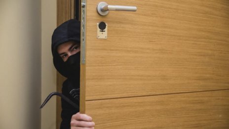 Апаши опоскаха дом, свиха бижута. Следите им – измити с препарати!
