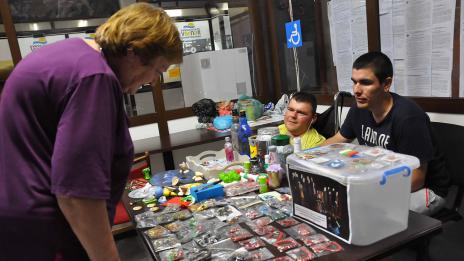 Театрална формация „Феникс” показва благотворително свои сувенири