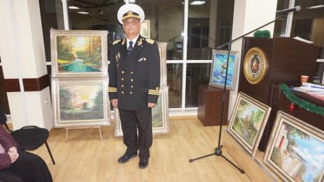 Морски капитан пресъздава плаванията си върху платна