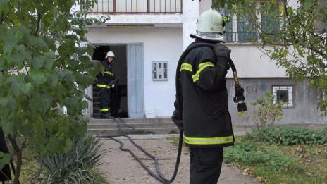 Пожар обгори фасадата на жилищен блок във Враца