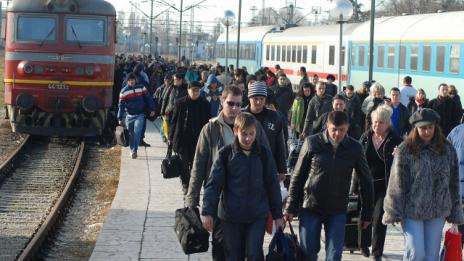 Превозват с автобус пътниците от влака София-Варна