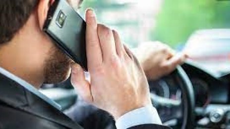 Варненец ще плати 250 евро глоба, държал телефон по време на шофиране