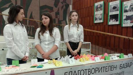 Варненски ученици продават оригами в базар за онкоболни (СНИМКИ)
