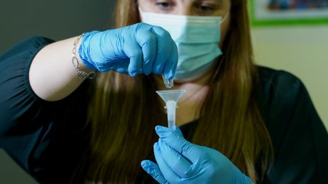 23 класа в 14 училища и 28 групи в 24 забавачки са под карантина във Варненско