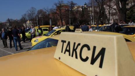 Таксиджия издъхна на волана, колата се заби в дърво